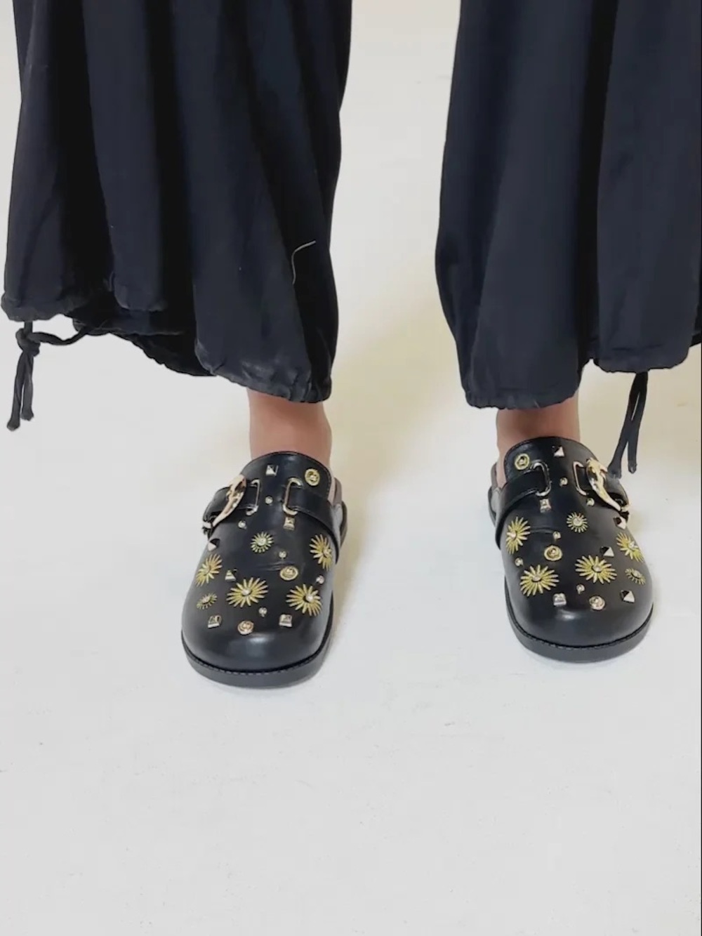 Trouver Studded Clog AZALEA WANG size 6